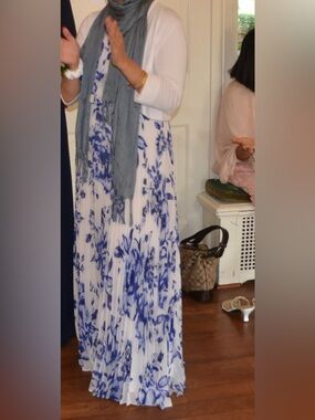 Pleated flower dress white and blue with silver belt